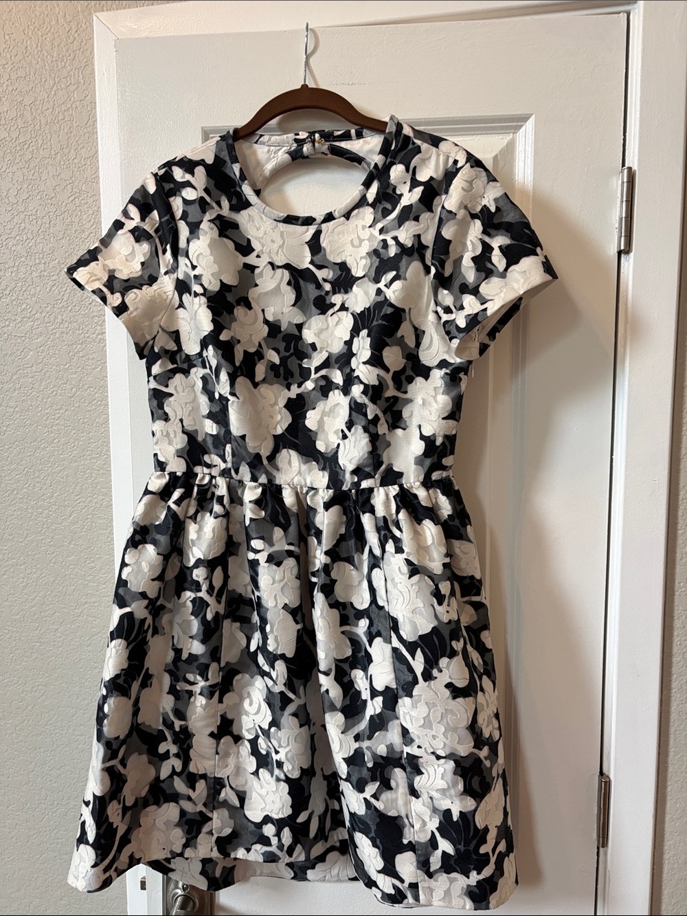 Kate Spade size 6 Black and White Floral Fit-and-Flare Dress-new